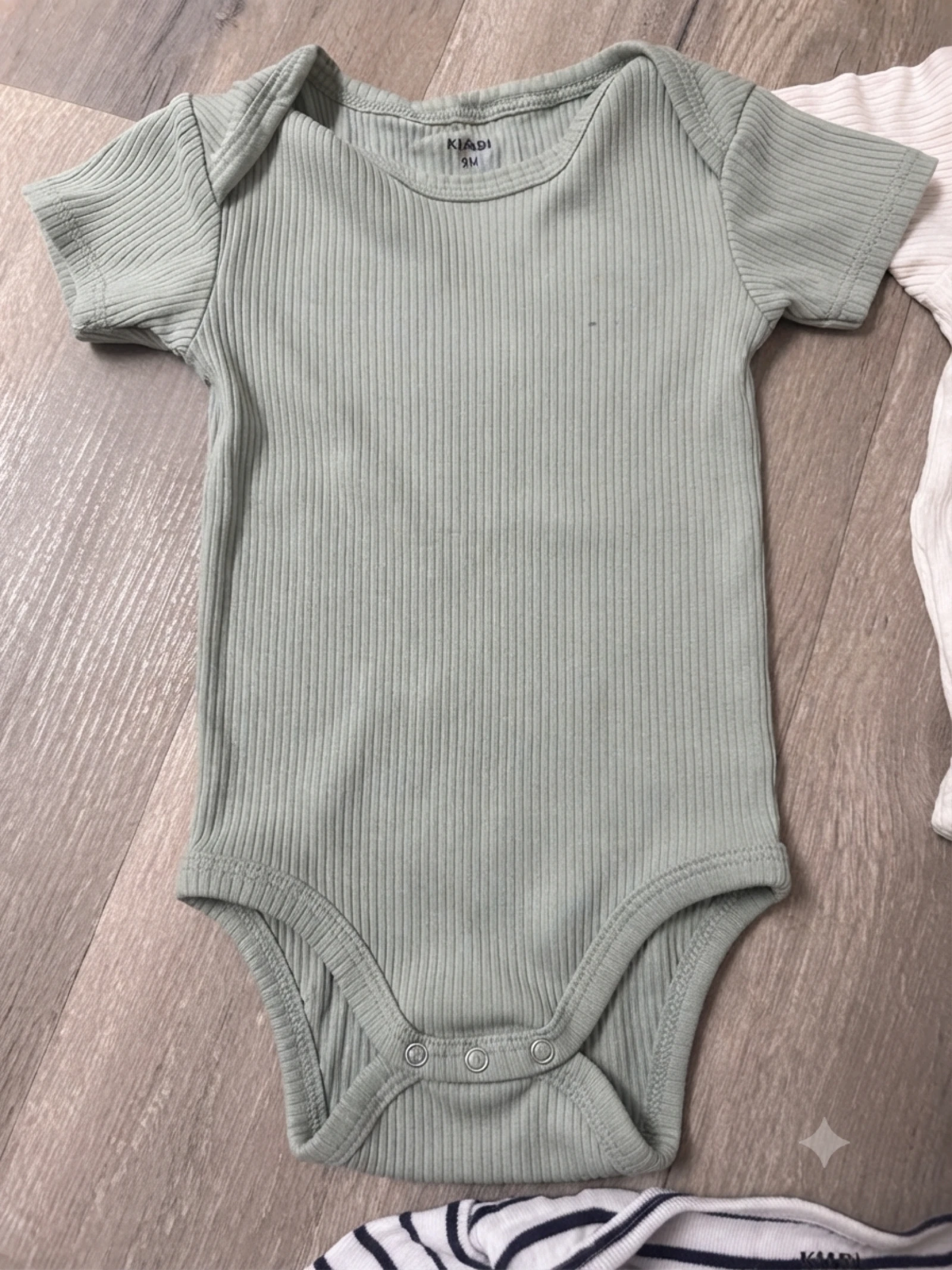 Lote de 3 bodies mangas curtas Kiabi 18 meses (86 cm) – photo 2